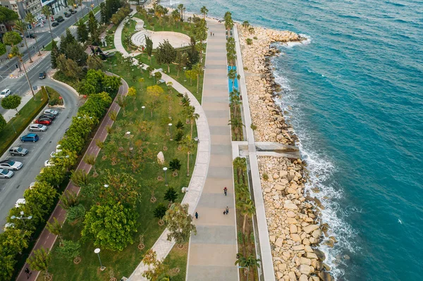 Limassol-Promenade, Zypern, Luftaufnahme. Molos Park Allee mit Palmen — Stockfoto