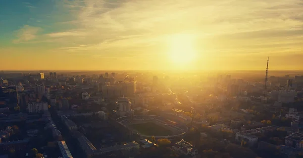 Kota Voronezh panorama saat senja hari dari atas, pemandangan udara stadion dan banyak bangunan — Stok Foto