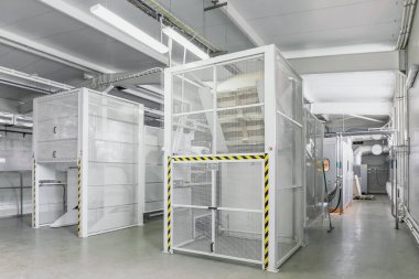 Evcil hayvan preformatlarından plastik şişe üflemek için otomatik makine hattına sahip endüstriyel iç atölye