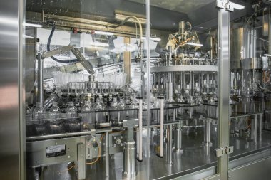 Plastik şişeler, konveyör hattı veya şerit için çamaşır makinesi içecek doldurmaya hazırlanıyor