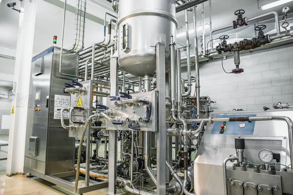 Stahltanks oder Behälter und Rohre mit automatisierter Steuerung in der Lebensmittel- und Getränkeherstellung im Inneren der Fabrik — Stockfoto