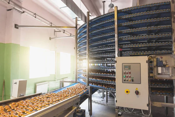 Pastelería en línea transportadora, fábrica de producción de alimentos, primer plano —  Fotos de Stock