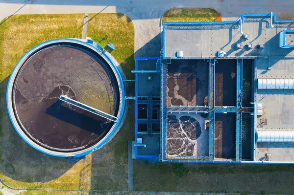 Tanaman Pengolahan Air atau pabrik dengan Tank Sedimentasi Clarifier, Tampilan Puncak Aerial — Stok Foto