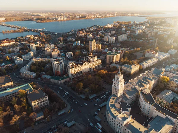 Voronezh paisagem urbana, vista aérea ao pôr do sol. Torre de gestão do Sudeste Ferroviário e Catedral de Anunciação, centro histórico da cidade de Voronezh — Fotografia de Stock