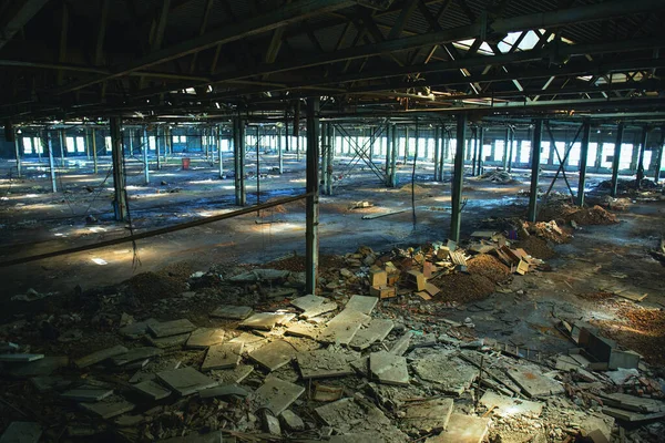 Ruined industrial hall of warehouse in process of reconstruction — Stock Photo, Image