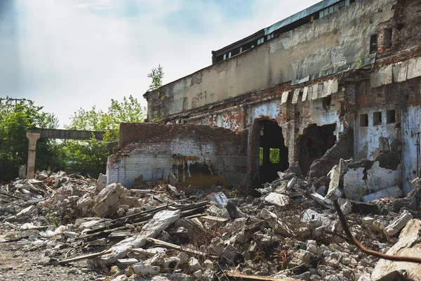 Edifício abandonado arruinado com grandes pílulas de lixo de concreto, após desastre natural ou guerra — Fotografia de Stock