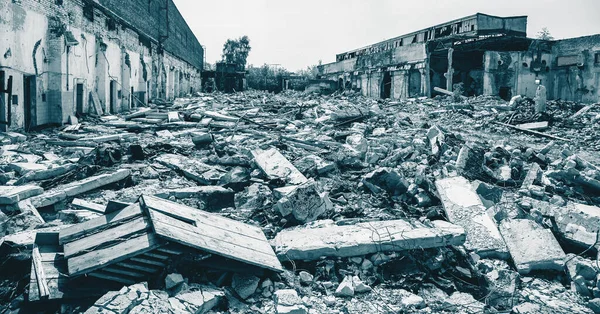 Terremoto ou guerra após o desastre ou outro desastre, edifícios destruídos, comprimidos de lixo, preto e branco — Fotografia de Stock