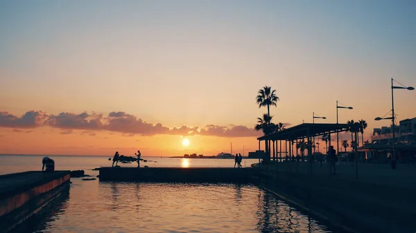 Paphos, kyperské tropické letovisko nábřeží při krásném barevném západu slunce. Středomořské prázdniny a cestovní koncepce — Stock fotografie