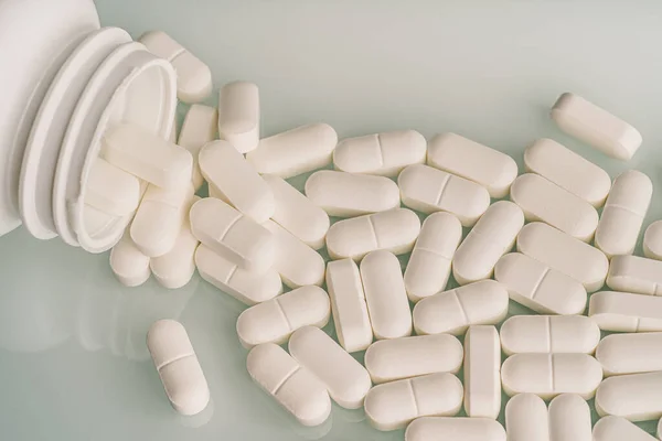 Comprimidos derramados do frasco da pílula, vista superior. Medicamentos e comprimidos de medicamentos — Fotografia de Stock