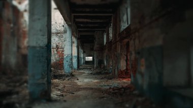 Bulanık vignette ile harap olmuş, ürkütücü sanayi binası koridoru.