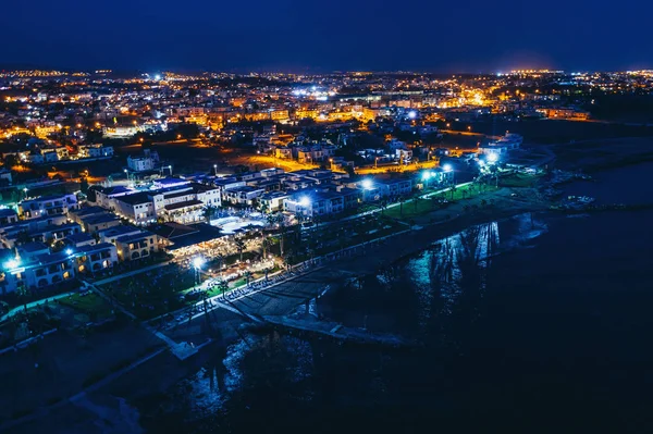 Luchtpanorama van Paphos 's nachts, Cyprus kust van boven. Prachtige avond mediterrane zeegezicht met verlichte gebouwen — Stockfoto