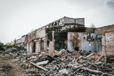 Askeri çatışma bölgesinde terk edilmiş, yıkılmış ve yıkılmış bir bina.