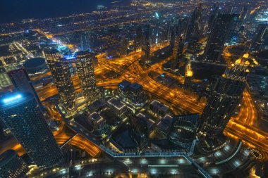 Dubai şehir merkezinde yüksek binalar, kuleler ve aydınlık yollarla, BAE, lüks seyahat ve turizm