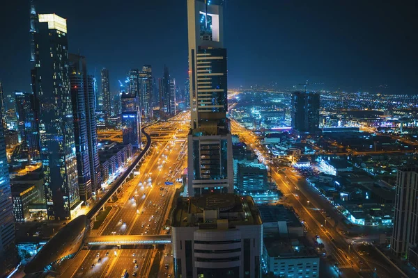 Dubai Marina, novo bairro moderno na cidade de Dubai com arranha-céus, canais de água, barcos e iates, Emirados Árabes Unidos — Fotografia de Stock