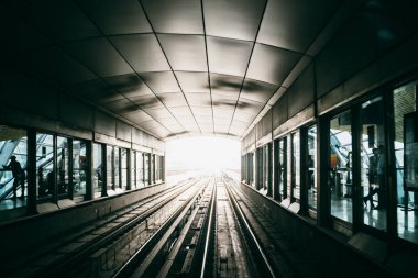 Dubai metro istasyonu veya platformu, ilk vagondan görüş