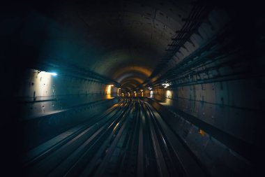 Bulanık hareketli Dubai metro tüneli, ilk vagonun manzarası, metro rayları.