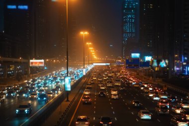Akşam trafiği, gece Dubai yolunda bir sürü araba, şehir merkezinde trafik sıkışıklığı.