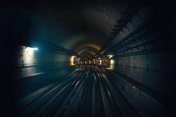 Túnel de metro de Dubái en movimiento borroso, vista desde el primer vagón, vías del metro —  Fotos de Stock