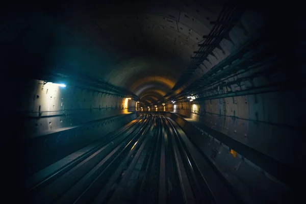 Dubajský metro tunel v rozmazaném pohybu, pohled z prvního vozu, koleje metra — Stock fotografie