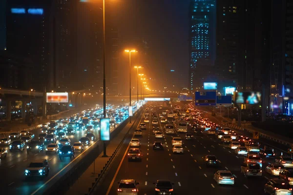 Hora de ponta da noite com muitos carros na estrada da cidade de Dubai à noite, engarrafamento no centro da cidade — Fotografia de Stock