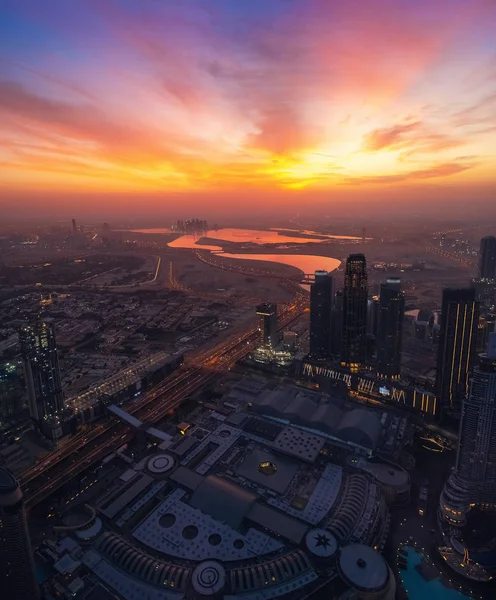 Восход солнца над горизонтом Дубая, Объединенные Арабские Эмираты, панорамный вид с Бурдж Халифы — стоковое фото