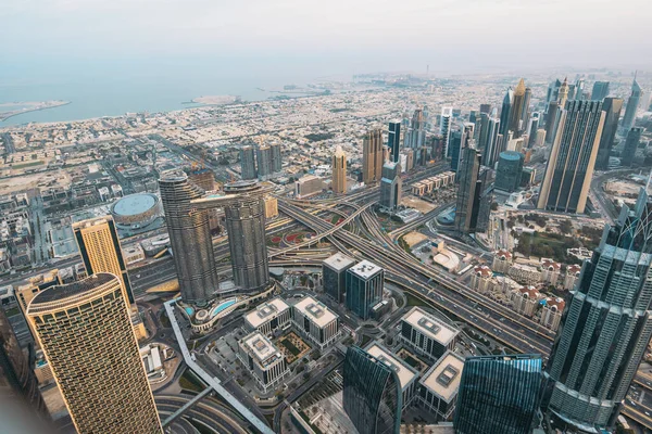 Dubai gökyüzü manzaralı. Gelecekçi gökdelenler, ofis binaları ve yol kavşakları. Sabah iş bölgesi ve şehir merkezi — Stok fotoğraf