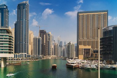 Lüks Dubai Marina Kanalı yaz gününde arka planda yüksek binalar, BAE Emirlikleri