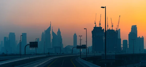 Dubai skyline naplemente alkonyat, sziluettek városi felhőkarcolók épületek panoráma, Egyesült Arab Emírségek — Stock Fotó