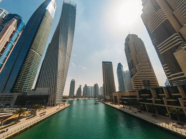 Dubai Marina canal no dia de verão com edifícios altos, Emirados Árabes Unidos — Fotografia de Stock