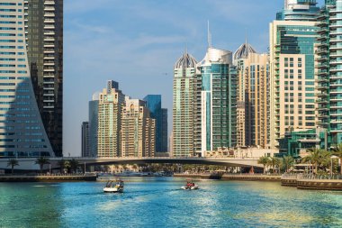 Dubai 'deki lüks Dubai Marina Kanalı. Arka planda yüksek binalar, Birleşik Arap Emirlikleri.