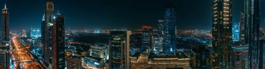 Dubai silueti şehir merkezinde, gece panoramasında, BAE. Gökdelenlerin yukarıdan görünüşü