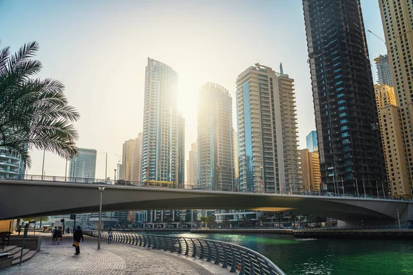Dubai Marina calçadão com caminho a pé, canal com barcos e edifícios altos à luz do sol, Emirados Árabes Unidos, Oriente Médio — Fotografia de Stock