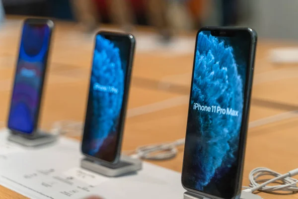 Apple Iphone 11 Pro Max sur le stand de l'Apple Store fermer - Dubaï, Émirats arabes unis, Février 2020 — Photo