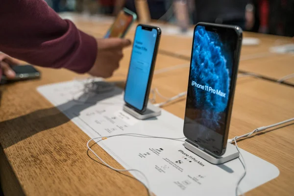 Apple Iphone 11 Pro Max sur le stand de l'Apple Store fermer - Dubaï, Émirats arabes unis, Février 2020 — Photo