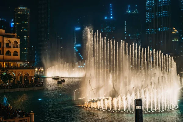 Dubai fountain with illumination at night. Popular tourist place in city downtown, UAE — Stock Photo, Image