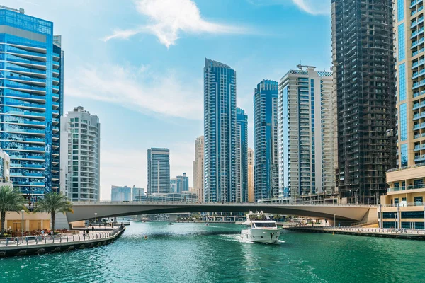 Luxuoso canal Dubai Marina no dia de verão em Dubai com edifícios altos no fundo, Emirados Árabes Unidos — Fotografia de Stock
