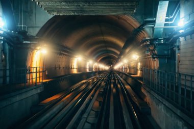 Metroyla metro tüneli ve Dubai 'de aydınlatma, Uae