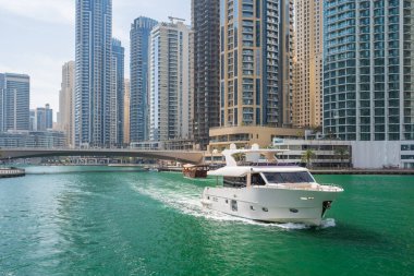 Yaz günü Dubai Marina 'da teknesi olan kanal, Uae