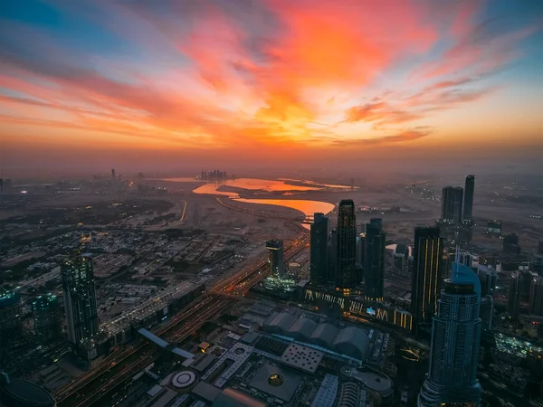 Gyönyörű napfelkelte felett Dubai felhőkarcoló, Egyesült Arab Emírségek, légi panoráma tetőtéri felhőkarcoló — Stock Fotó