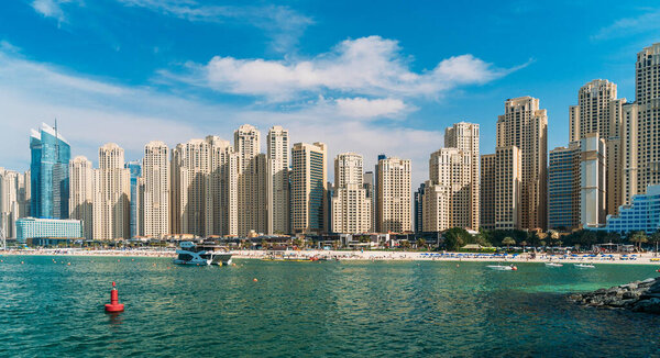 Панорама небоскребов на побережье Дубай Марина, вид из воды, ОАЭ
