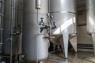Modern su üretim fabrikasında çelik depoları, tanklar ve borular. Sanayi geçmişi