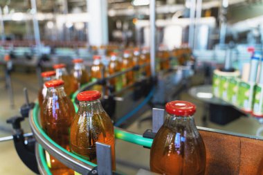 Taşıyıcı bant, içecek fabrikası veya fabrika içi şişelerde meyve suyu, endüstriyel üretim hattı, seçici odaklanma