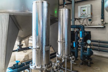 İçme suyu fabrikası veya fabrika üretimi, endüstriyel iç mimari. Filtreleme ve içme suyu tedavisi için büyük çelik tanklar