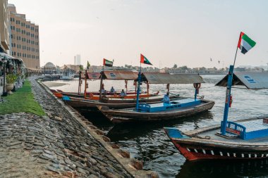 Dubai, Uae - Şubat 2020: Dubai Creek körfezinde eski geleneksel tekneler, ünlü su taksisi