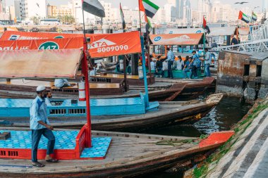 Dubai, Uae - Şubat 2020: Dubai Creek körfezinde eski geleneksel tekneler, ünlü su taksisi