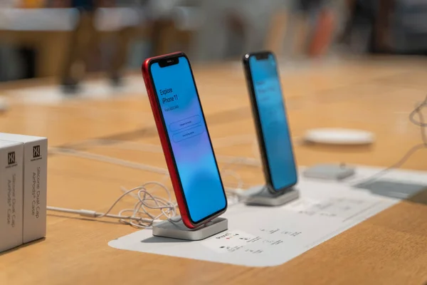 Dubaï, Émirats arabes unis - Février 2020 : Apple iPhone 11 en vente dans l'Apple Store officiel — Photo