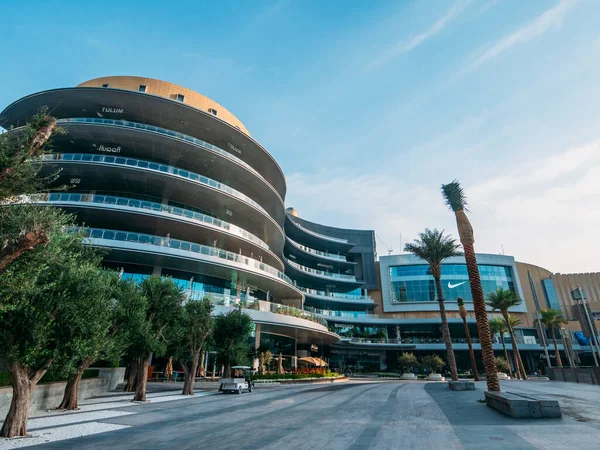 Dubai, Uae - februari 2020: Dubai Mall - världens största köpcentrum, mitt i soliga morgonen, Förenade Arabemiraten — Stockfoto