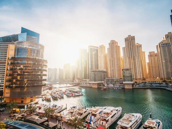 Dubai Marina calçadão e canal com iates de luxo, barcos e arranha-céus à luz do sol da manhã, Emirados Árabes Unidos — Fotografia de Stock