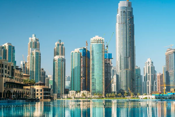 Downtown Dubai panorama skyline distrito com edifícios altos refletidos na água da piscina. Emirados Árabes Unidos, EAU — Fotografia de Stock
