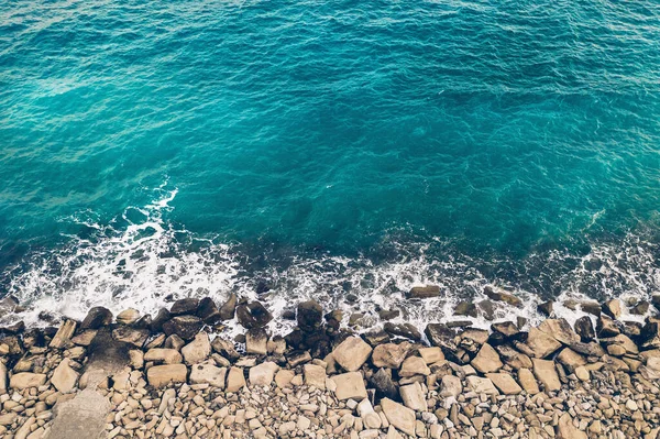 Vista dall'alto aerea tropicale sul mare. Costa mediterranea, vacanze a Cipro concetto con spazio copia — Foto Stock